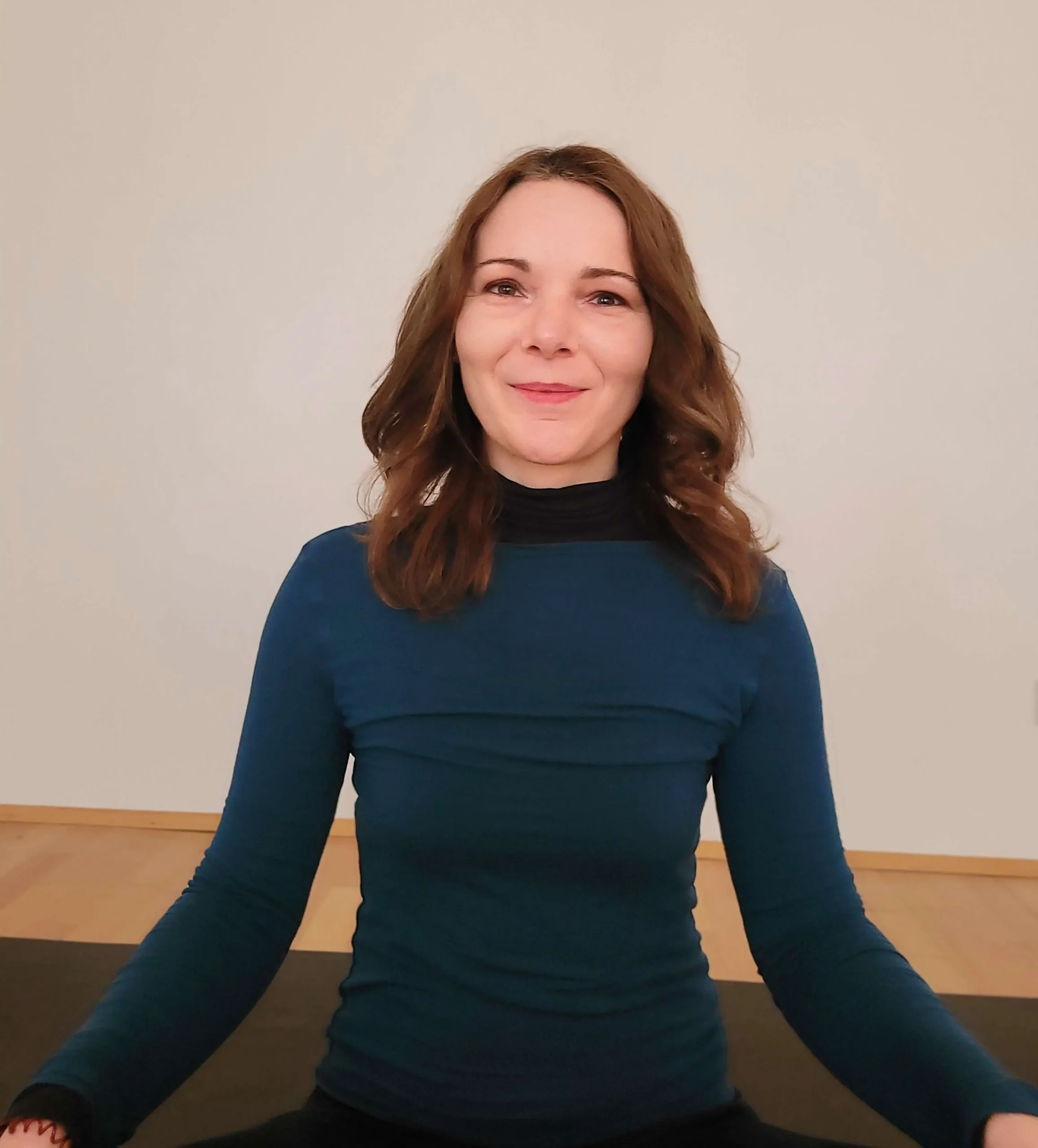 Claudia Wiesinger in meditativer Sitzhaltung